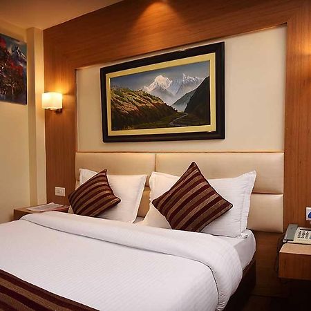Hotel Middle Path & Spa Pokhara Exteriör bild
