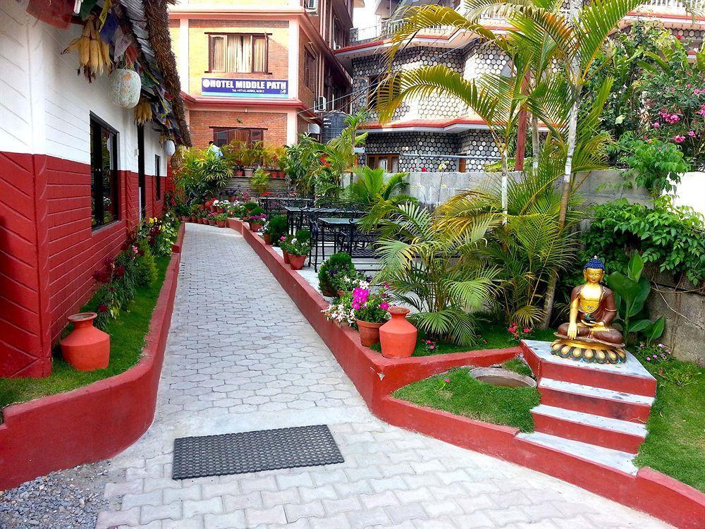 Hotel Middle Path & Spa Pokhara Exteriör bild